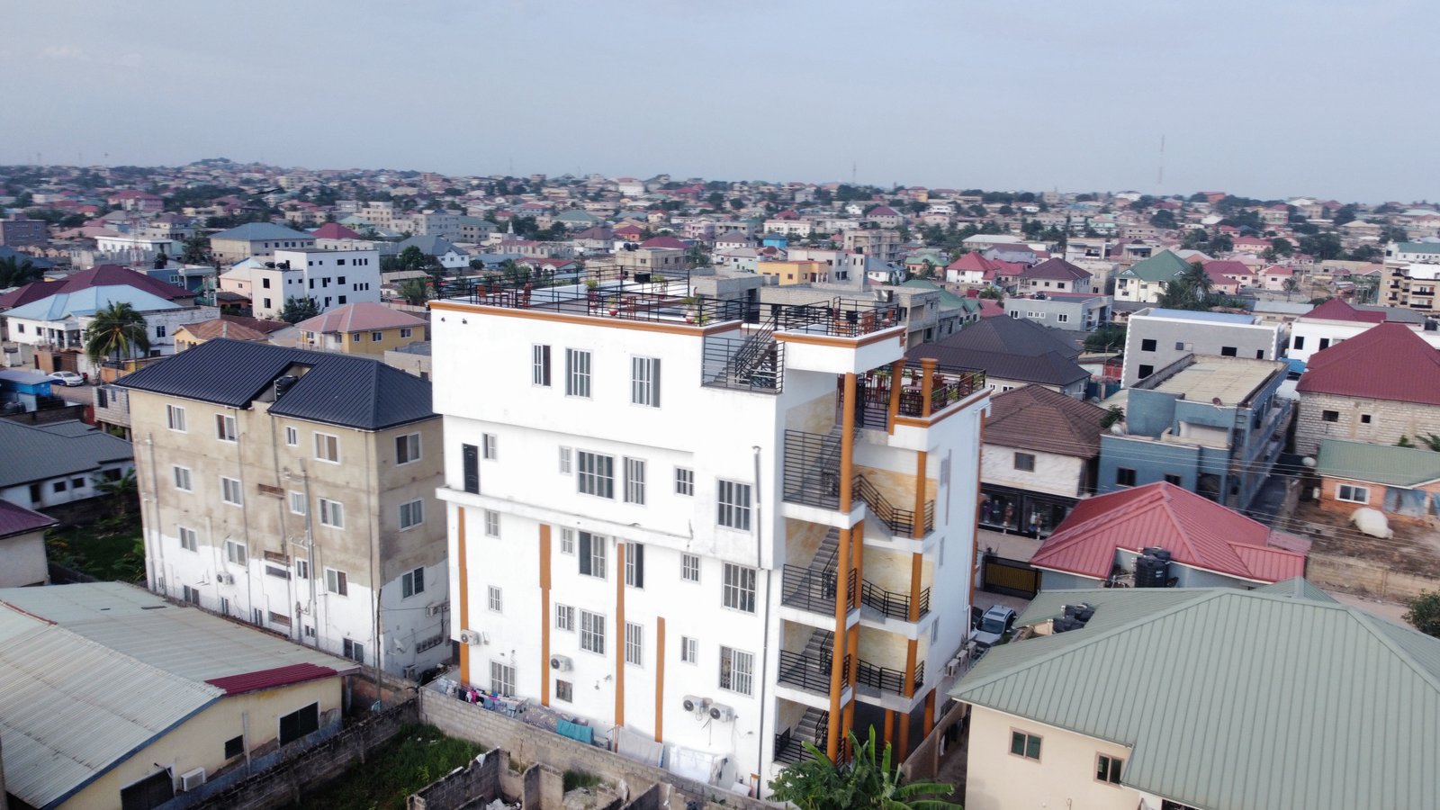 Rooftop pool and lounge at Classic Hideout Apartment